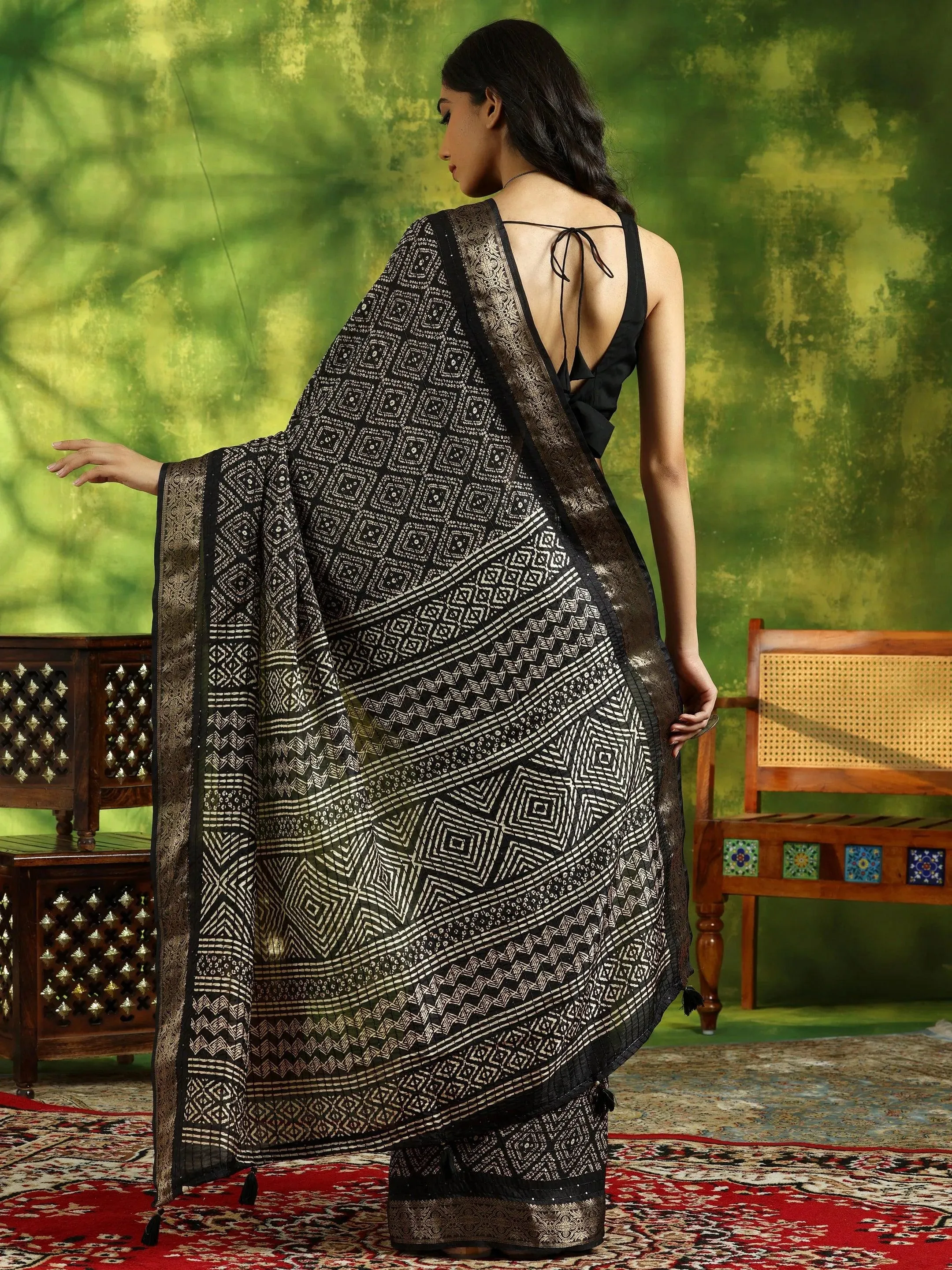 Black Printed Silk Blend Saree With Unstitched Blouse Piece