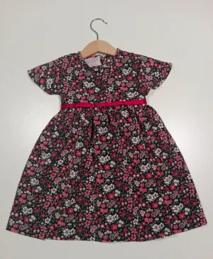 Dress with wavy sleeve in Black with small flowers