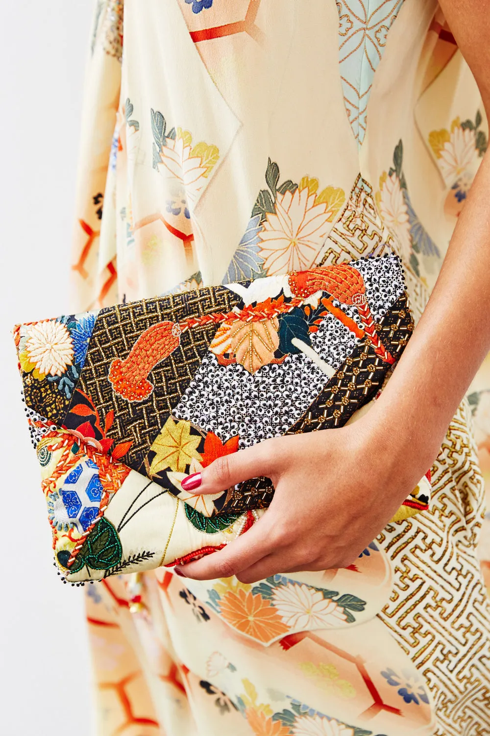 ENVELOPE CLUTCH KISSING THE SUN