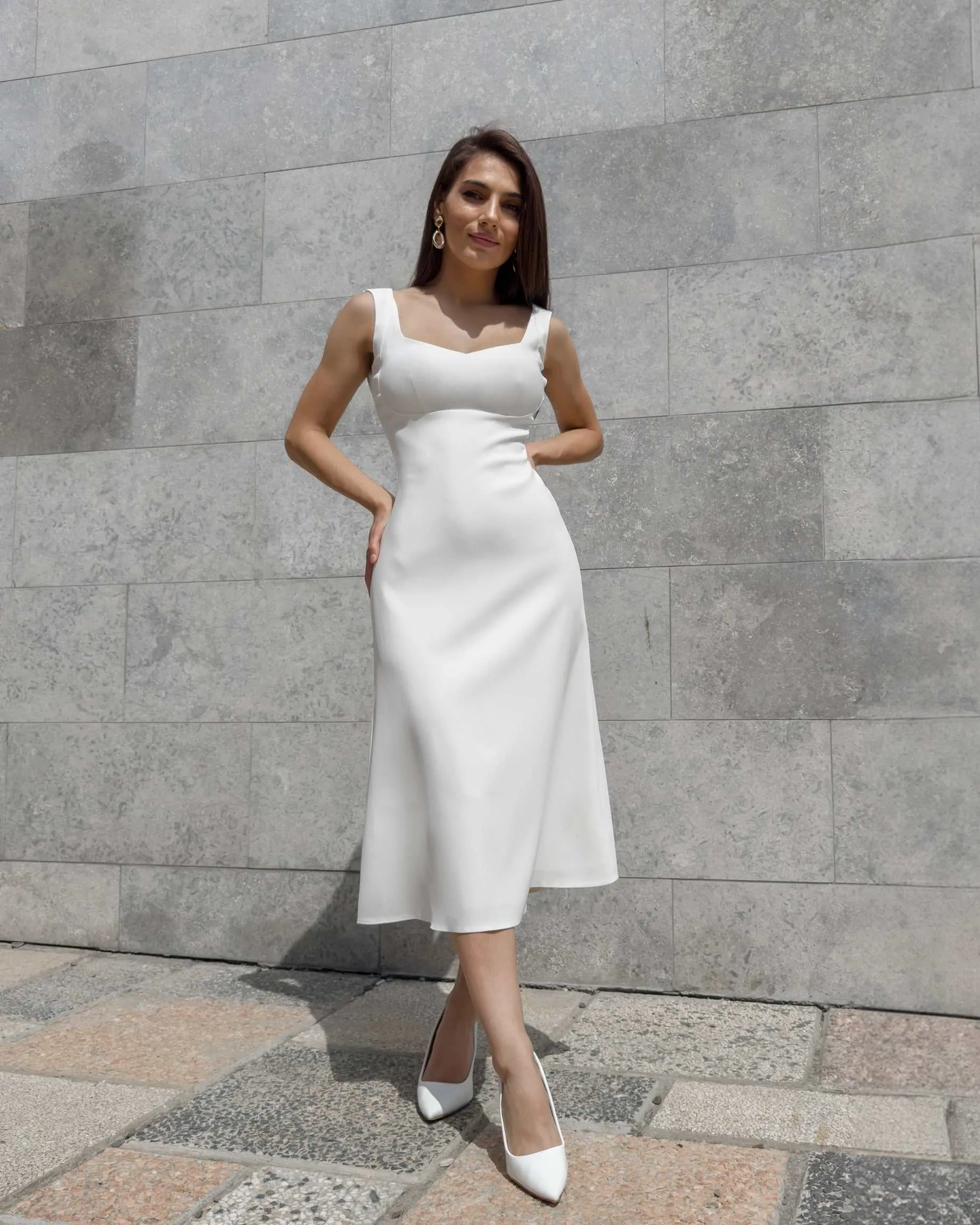 Rochie alba midi evazata cu decolteu